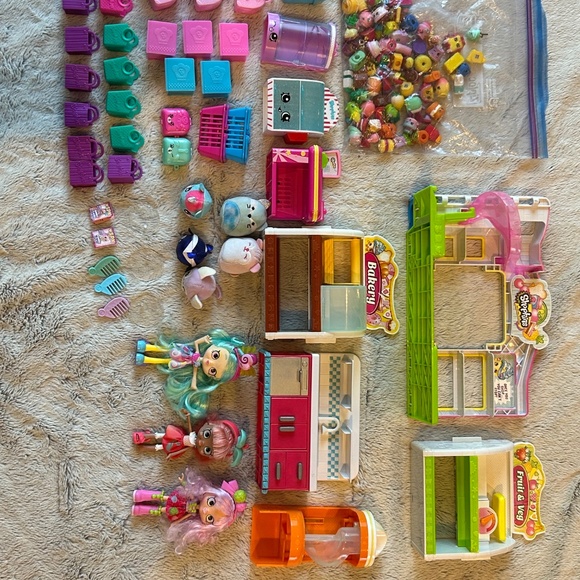 Lot of Hundres of Shopkins - Picture 12 of 13
